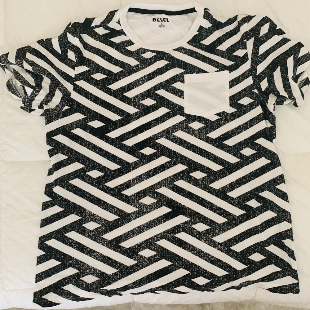 NWNT Bevel Men's Large Graphic T-shirt